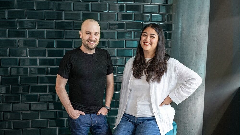 Kim-Mai und Tobias lächeln in die Kamera